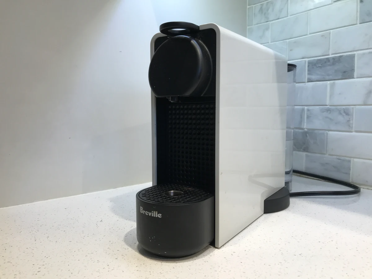 Bean Poet 拍攝的白色 Breville 版本 Essenza Mini 正面與滴水盤