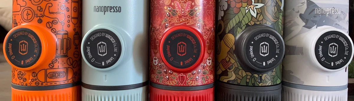 側面的手泵是萃取動力來源。準備好水和粉之後，仍需要持續手動按壓。